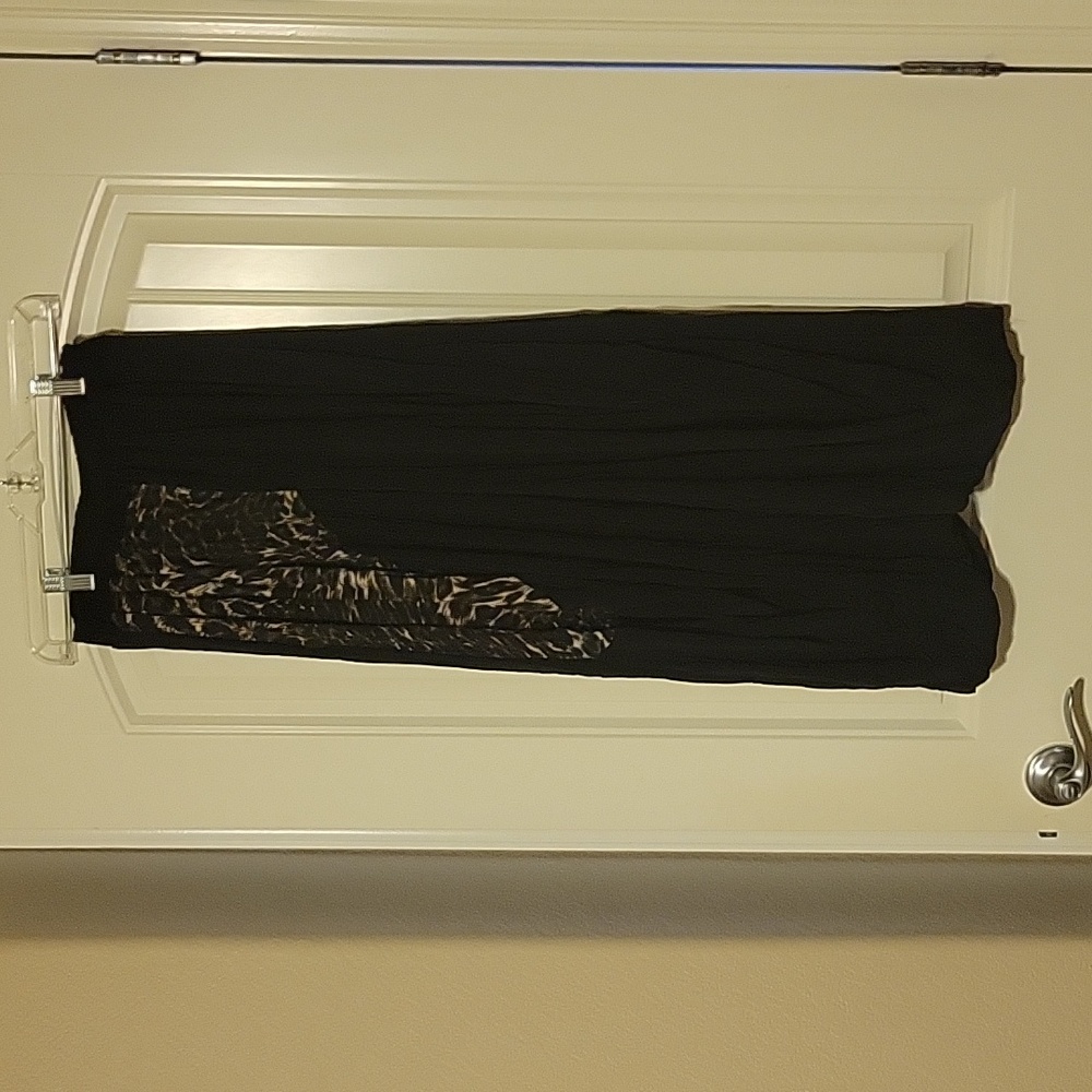 Wide legged animal print pants. Elastic waist with pockets. Flowy size small